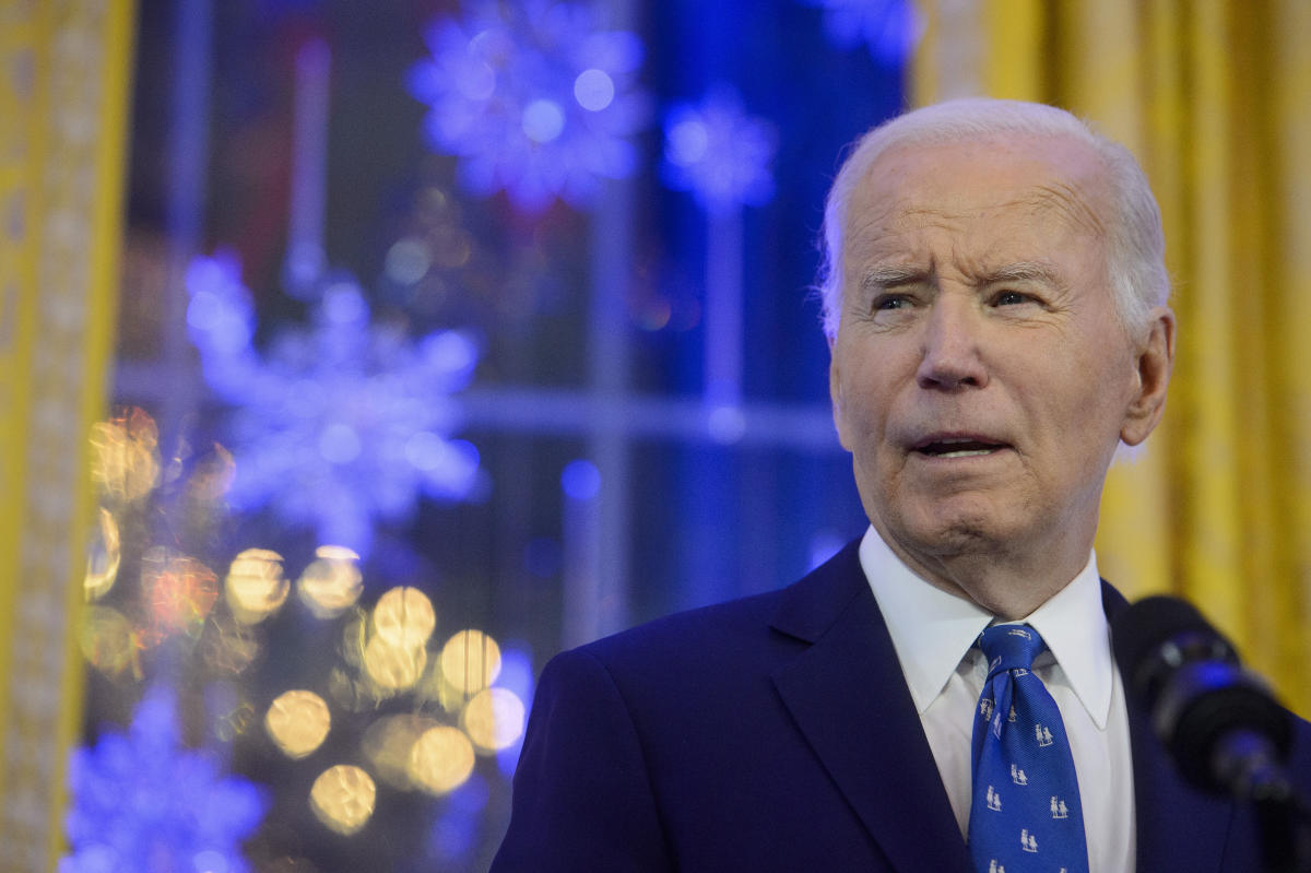 Biden calls for ban on congressional stock trading