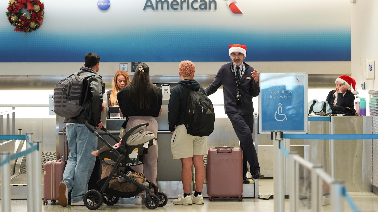 Heavy travel day off to a rough start after American Airlines briefly grounds all flights