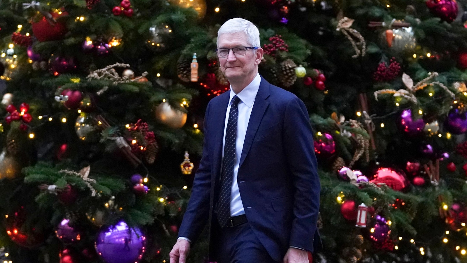 Trump hosts Apple CEO at Mar-a-Lago as big tech leaders continue outreach to president-elect